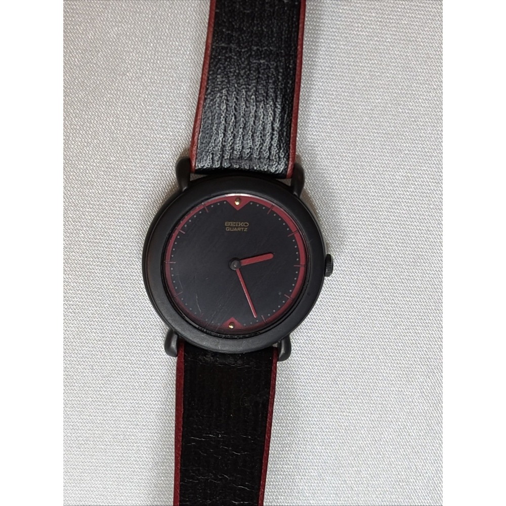 Vintage Seiko Ladies Watch in Slim Black *Case Black Leather Band Needs Battery